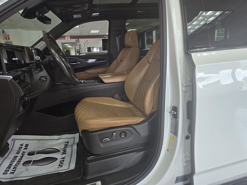 2022 Cadillac Escalade Sport - Photo 9 - Hamilton, OH 45015