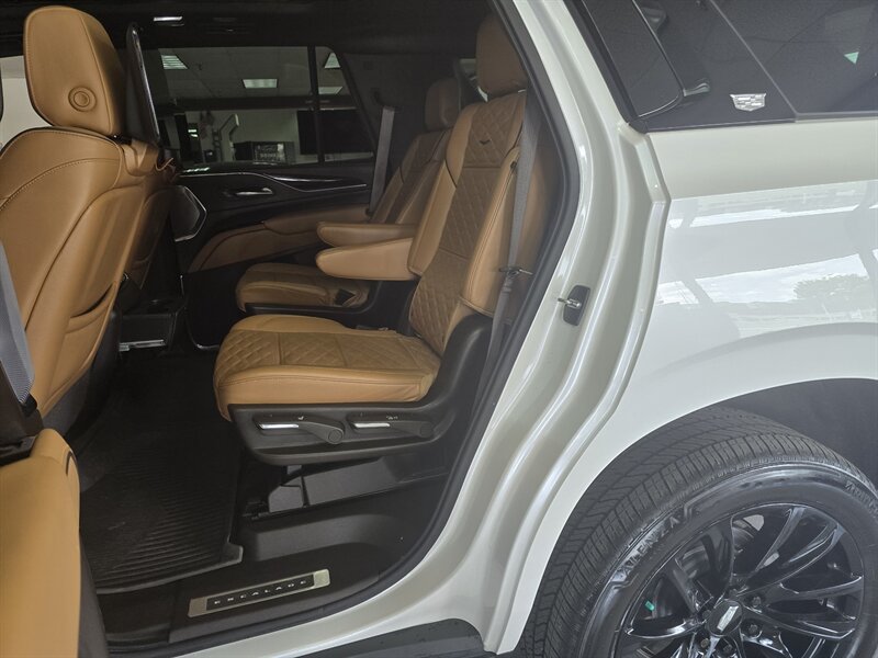 2022 Cadillac Escalade Sport - Photo 13 - Hamilton, OH 45015