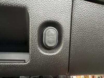 2017 Cadillac Escalade Luxury Collection 4DR SUV AWD   - Photo 34 - Hamilton, OH 45015