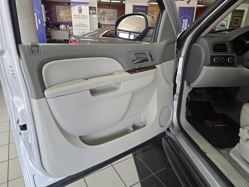 2010 Chevrolet Tahoe LT 4DR SUV 4X4 - Photo 7 - Hamilton, OH 45015