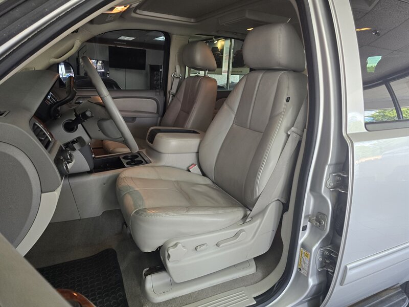 2010 Chevrolet Tahoe LT 4DR SUV 4X4 - Photo 9 - Hamilton, OH 45015