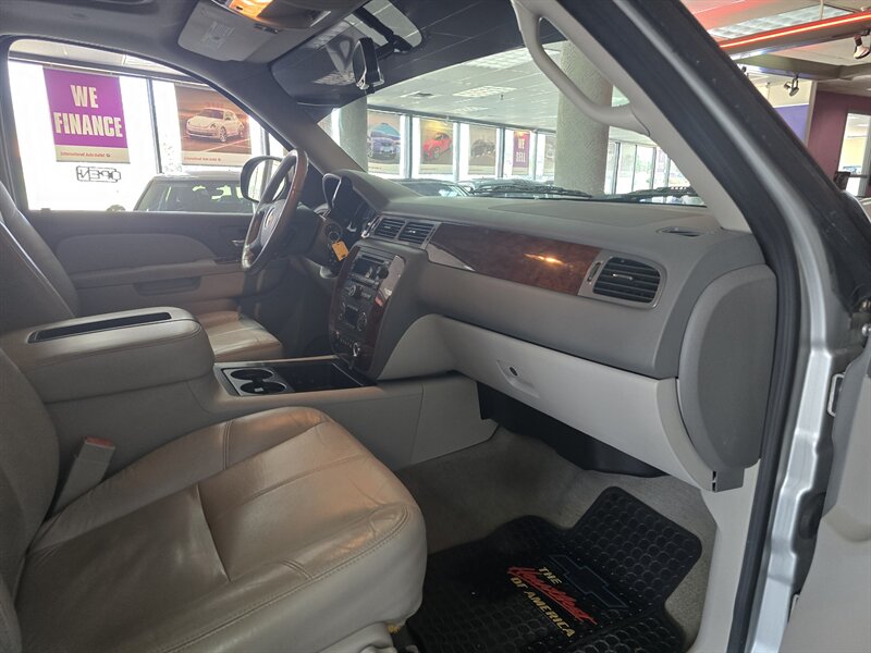 2010 Chevrolet Tahoe LT 4DR SUV 4X4 - Photo 14 - Hamilton, OH 45015