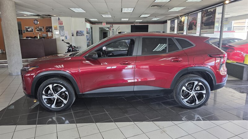 2024 Chevrolet Trax RS 4DR CROSSOVER W/1RS - Photo 2 - Hamilton, OH 45015