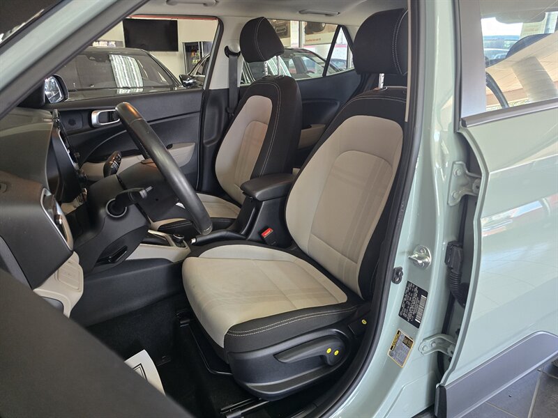 2025 Hyundai VENUE SEL 4DR CROSSOVER - Photo 8 - Hamilton, OH 45015
