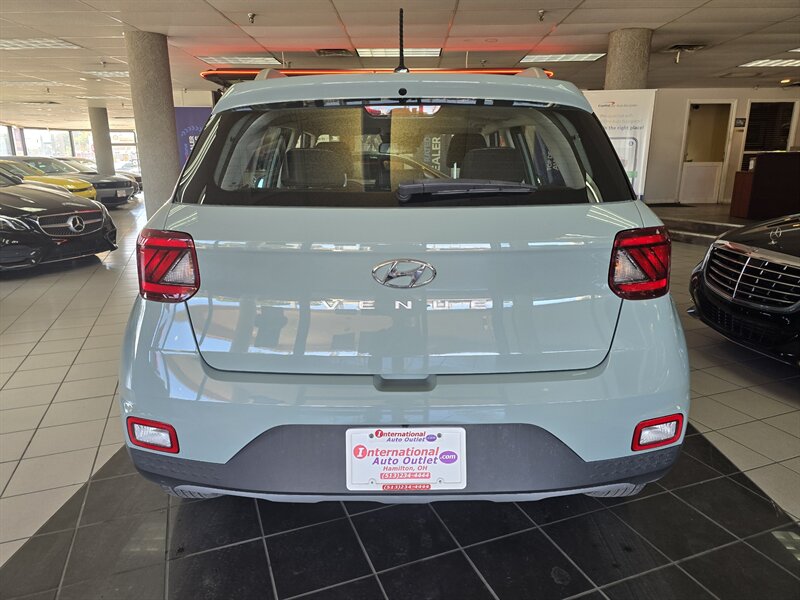 2025 Hyundai VENUE SEL 4DR CROSSOVER - Photo 4 - Hamilton, OH 45015
