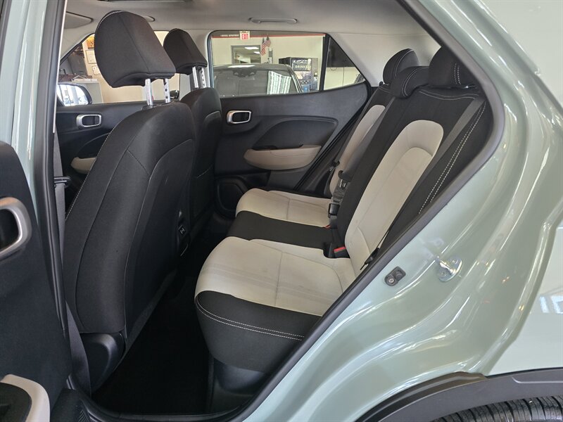 2025 Hyundai VENUE SEL 4DR CROSSOVER - Photo 10 - Hamilton, OH 45015