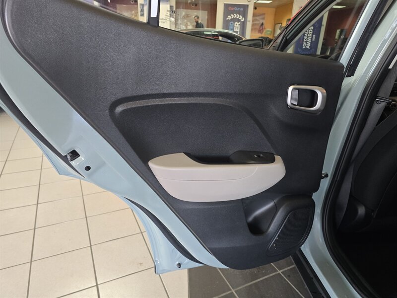 2025 Hyundai VENUE SEL 4DR CROSSOVER - Photo 9 - Hamilton, OH 45015