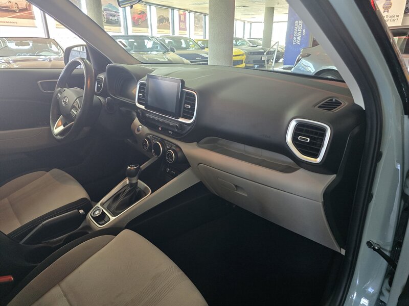 2025 Hyundai VENUE SEL 4DR CROSSOVER - Photo 12 - Hamilton, OH 45015