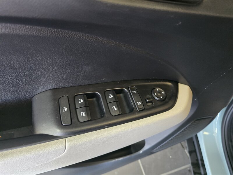 2025 Hyundai VENUE SEL 4DR CROSSOVER - Photo 16 - Hamilton, OH 45015