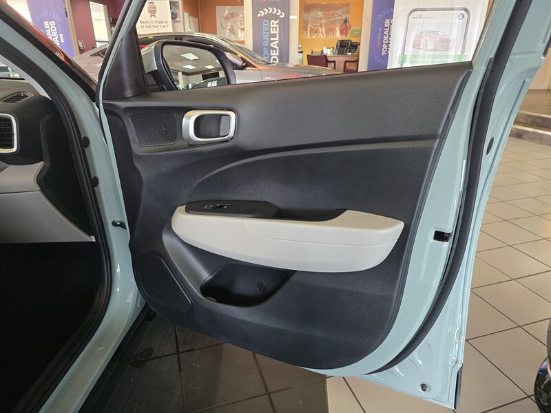 2025 Hyundai VENUE SEL 4DR CROSSOVER - Photo 11 - Hamilton, OH 45015