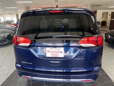 2018 Chrysler Pacifica Touring L Plus 4DR MINI-VAN   - Photo 6 - Hamilton, OH 45015