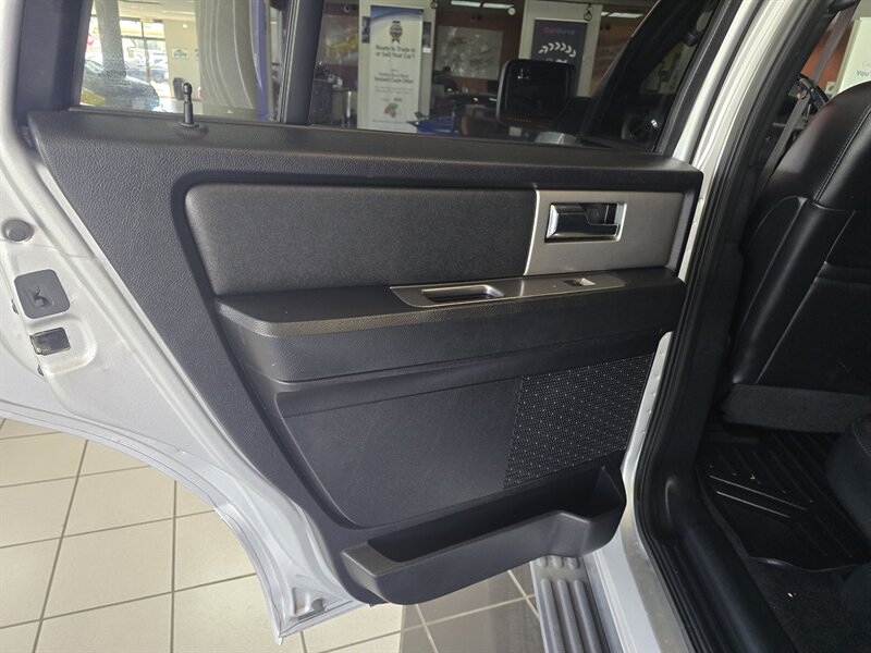 2017 Ford Expedition XLT - Photo 10 - Hamilton, OH 45015