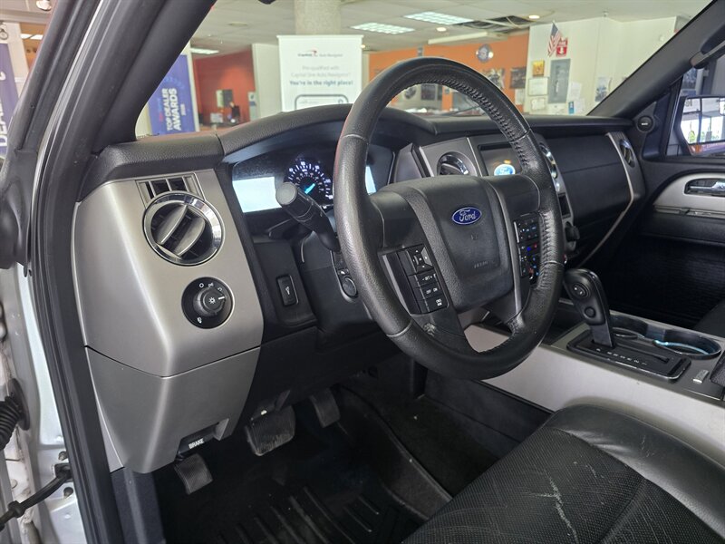 2017 Ford Expedition XLT - Photo 8 - Hamilton, OH 45015