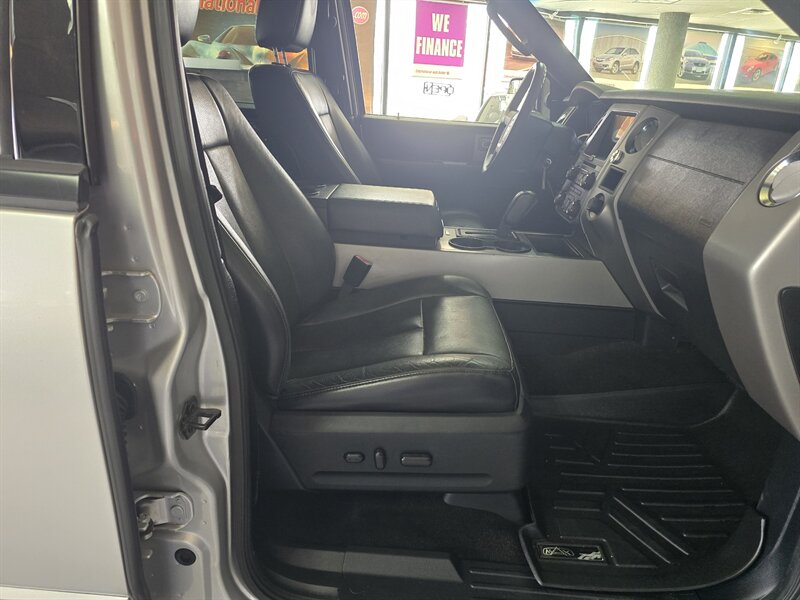 2017 Ford Expedition XLT - Photo 19 - Hamilton, OH 45015