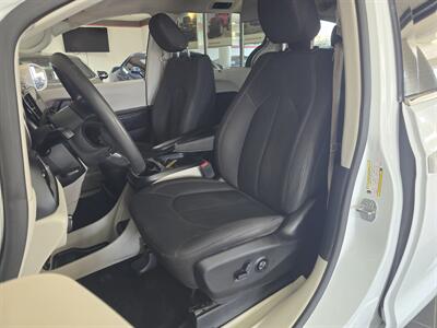 2018 Chrysler Pacifica Touring Plus   - Photo 9 - Hamilton, OH 45015