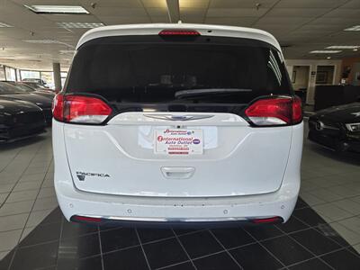 2018 Chrysler Pacifica Touring Plus   - Photo 5 - Hamilton, OH 45015