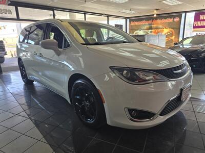2018 Chrysler Pacifica Touring Plus   - Photo 3 - Hamilton, OH 45015