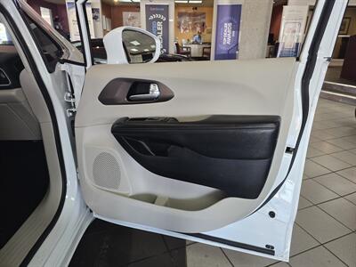 2018 Chrysler Pacifica Touring Plus   - Photo 13 - Hamilton, OH 45015