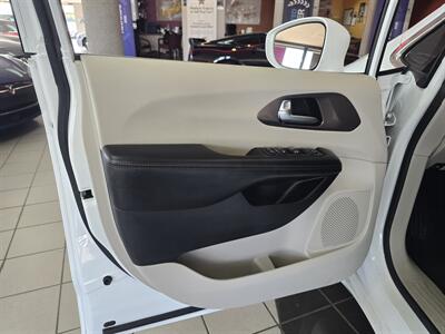 2018 Chrysler Pacifica Touring Plus   - Photo 7 - Hamilton, OH 45015