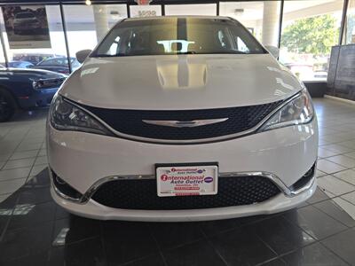 2018 Chrysler Pacifica Touring Plus   - Photo 2 - Hamilton, OH 45015
