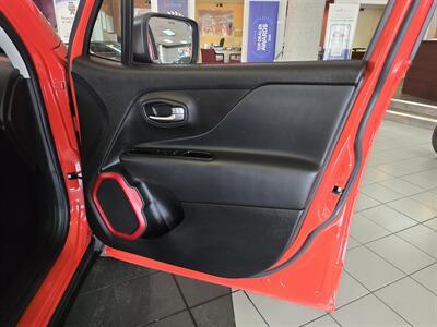 2021 Jeep Renegade Trailhawk 4DR SUV 4X4   - Photo 12 - Hamilton, OH 45015