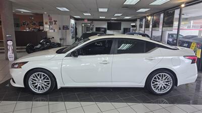 2022 Nissan Altima 2.5 SR 4DR SEDAN   - Photo 2 - Hamilton, OH 45015