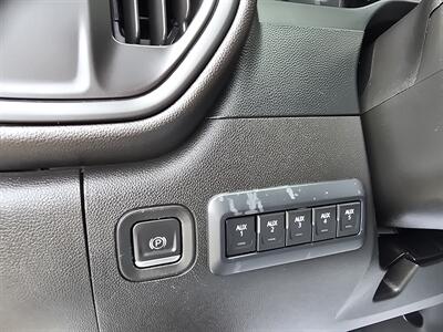 2022 Chevrolet Silverado 3500HD CC Work Truck 2DR REGULAR CAB LWB CHASSIS   - Photo 17 - Hamilton, OH 45015