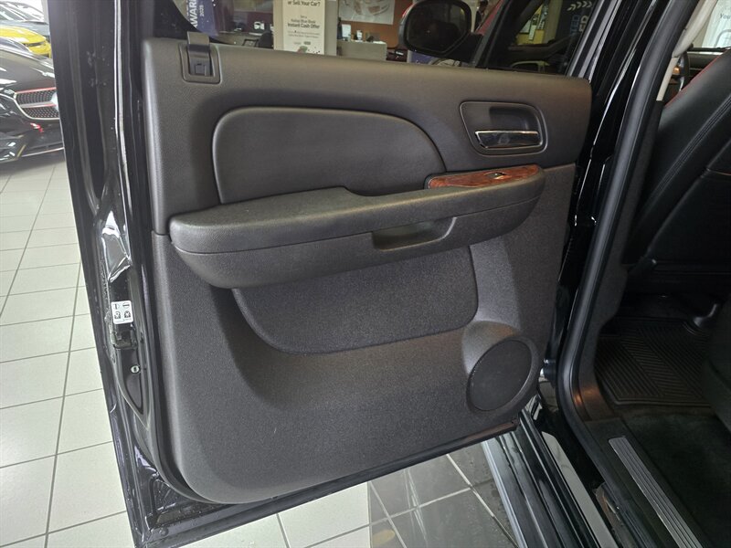 2012 Chevrolet Suburban LTZ 4DR SUV 4X4 - Photo 9 - Hamilton, OH 45015