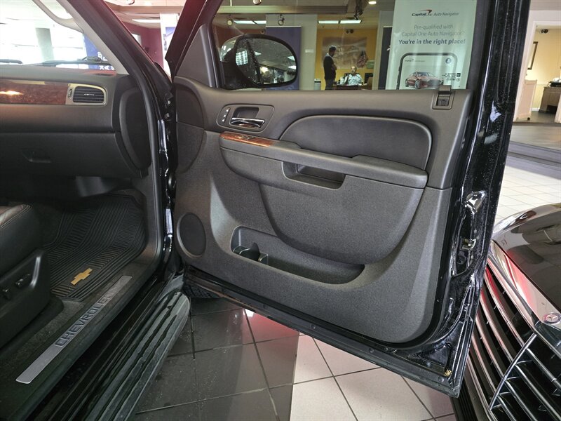 2012 Chevrolet Suburban LTZ 4DR SUV 4X4 - Photo 14 - Hamilton, OH 45015