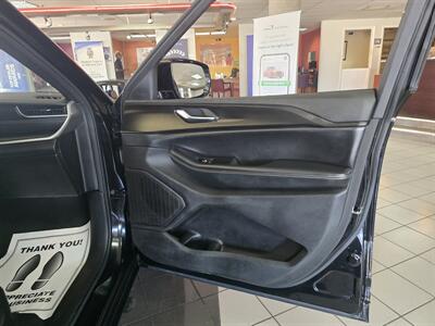 2023 Jeep Grand Cherokee L Altitude 4DR SUV 4X4 - Photo 14 - Hamilton, OH 45015