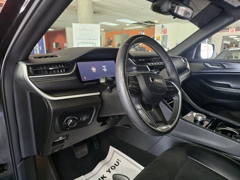 2023 Jeep Grand Cherokee L Altitude 4DR SUV 4X4 - Photo 8 - Hamilton, OH 45015