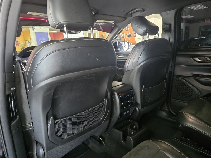 2023 Jeep Grand Cherokee L Altitude 4DR SUV 4X4 - Photo 11 - Hamilton, OH 45015