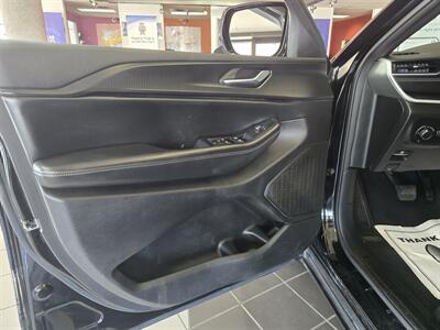 2023 Jeep Grand Cherokee L Altitude 4DR SUV 4X4 - Photo 7 - Hamilton, OH 45015