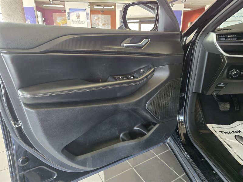 2023 Jeep Grand Cherokee L Altitude 4DR SUV 4X4 - Photo 7 - Hamilton, OH 45015