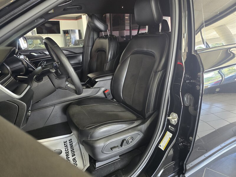 2023 Jeep Grand Cherokee L Altitude 4DR SUV 4X4 - Photo 9 - Hamilton, OH 45015