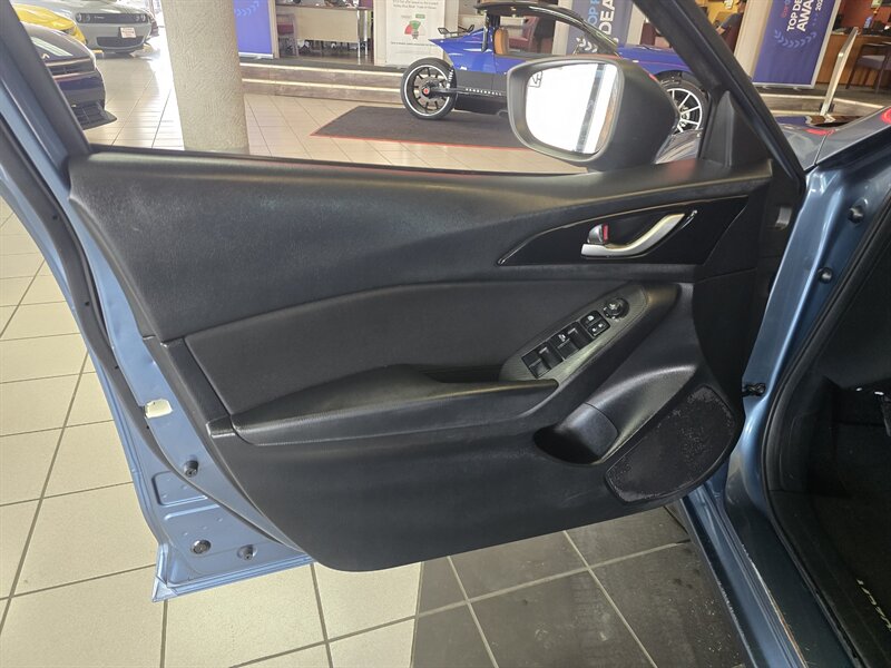 2014 Mazda Mazda3 i Touring 4DR HATCHBACK/MANUAL - Photo 7 - Hamilton, OH 45015