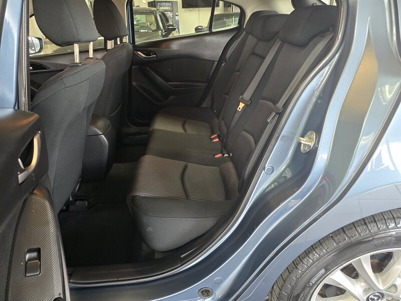 2014 Mazda Mazda3 i Touring 4DR HATCHBACK/MANUAL - Photo 11 - Hamilton, OH 45015