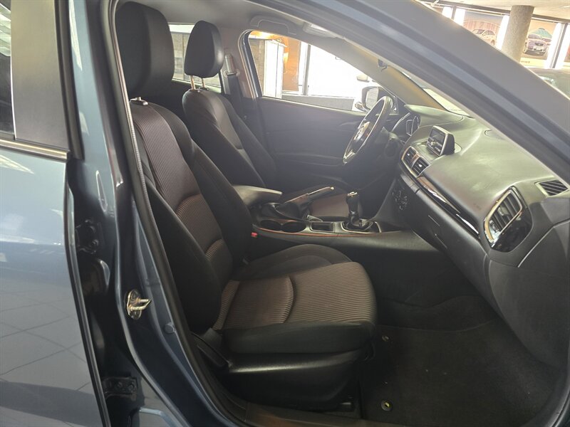 2014 Mazda Mazda3 i Touring 4DR HATCHBACK/MANUAL - Photo 14 - Hamilton, OH 45015