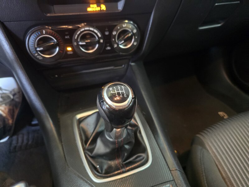 2014 Mazda Mazda3 i Touring 4DR HATCHBACK/MANUAL - Photo 23 - Hamilton, OH 45015