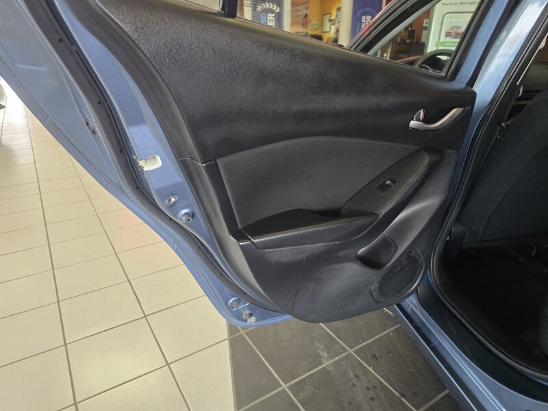 2014 Mazda Mazda3 i Touring 4DR HATCHBACK/MANUAL - Photo 10 - Hamilton, OH 45015