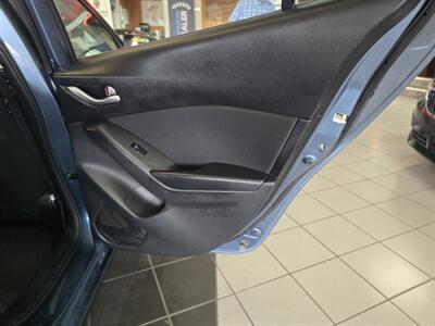 2014 Mazda Mazda3 i Touring 4DR HATCHBACK/MANUAL - Photo 15 - Hamilton, OH 45015