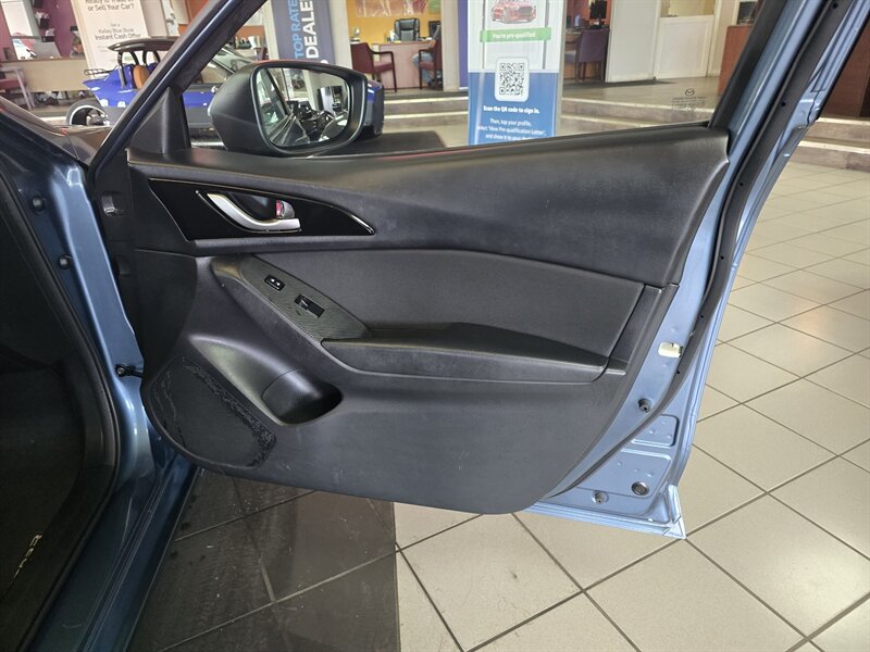 2014 Mazda Mazda3 i Touring 4DR HATCHBACK/MANUAL - Photo 12 - Hamilton, OH 45015
