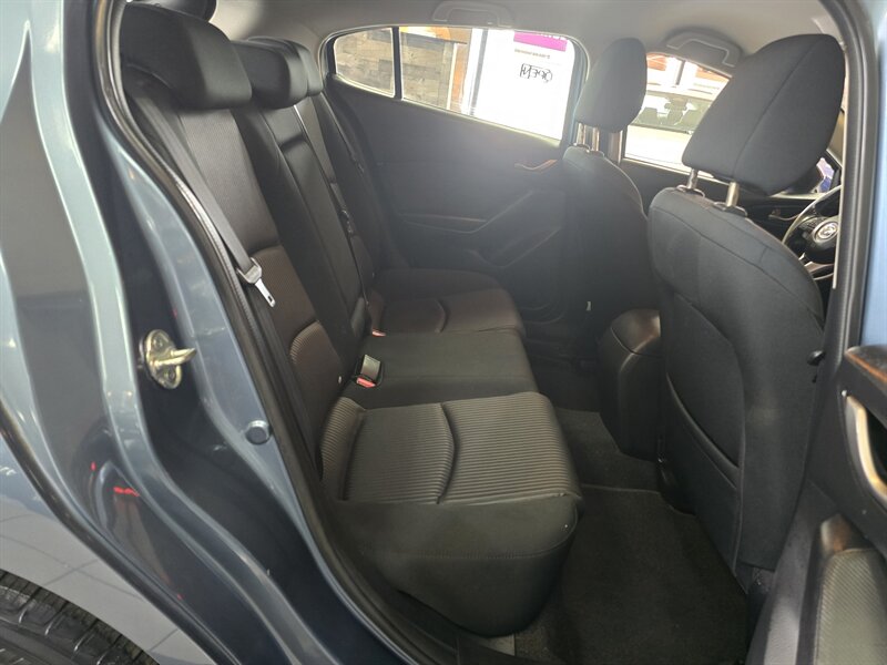 2014 Mazda Mazda3 i Touring 4DR HATCHBACK/MANUAL - Photo 16 - Hamilton, OH 45015