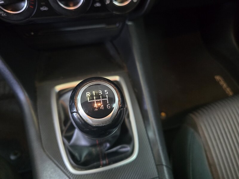 2014 Mazda Mazda3 i Touring 4DR HATCHBACK/MANUAL - Photo 18 - Hamilton, OH 45015