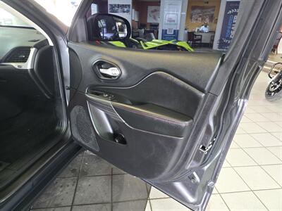 2015 Jeep Cherokee Trailhawk   - Photo 13 - Hamilton, OH 45015