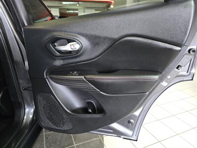2015 Jeep Cherokee Trailhawk   - Photo 17 - Hamilton, OH 45015