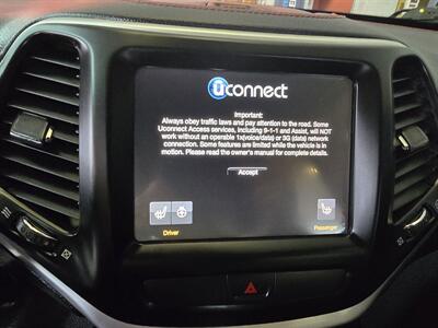 2015 Jeep Cherokee Trailhawk   - Photo 26 - Hamilton, OH 45015