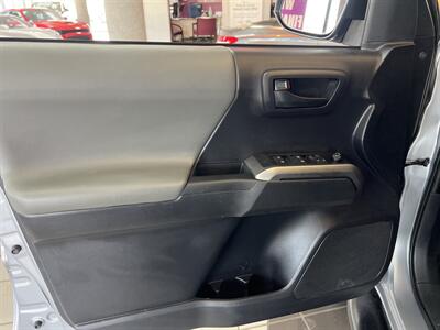 2020 Toyota Tacoma SR5 V6   - Photo 19 - Hamilton, OH 45015