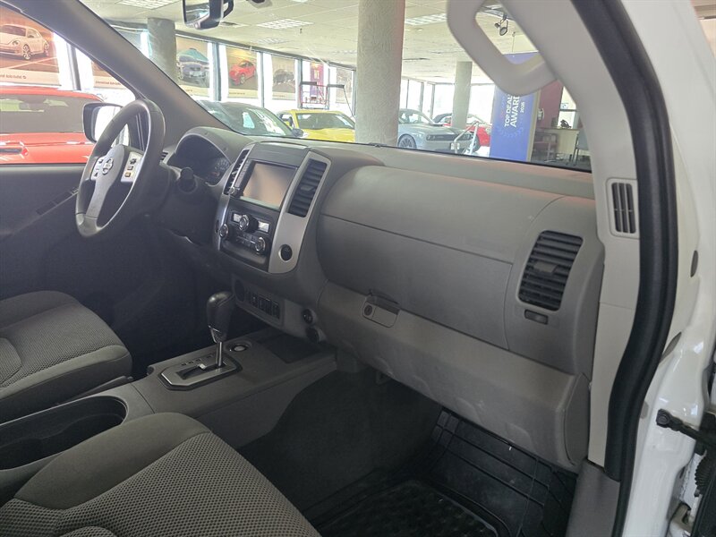 2020 Nissan Frontier SV 4DR CREW CAB - Photo 13 - Hamilton, OH 45015