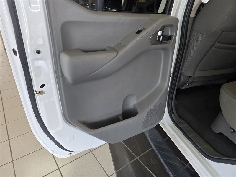 2020 Nissan Frontier SV 4DR CREW CAB - Photo 10 - Hamilton, OH 45015